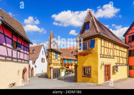 Eguisheim, Francia. Case colorate a graticcio in Alsazia. Foto Stock