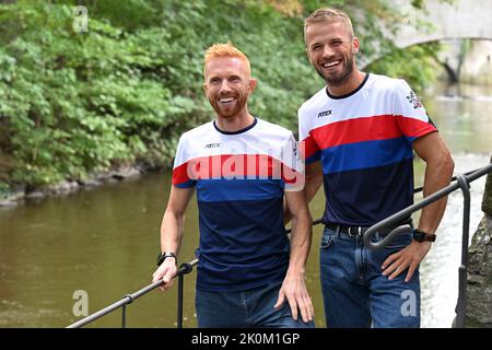 Praga, Repubblica Ceca. 12th Set, 2022. I vogatori cechi L-R Miroslav Vrastil, Jiri Simanek posano ai fotografi durante la conferenza stampa che precede i Campionati mondiali di canottaggio del 2022 a Racice, Repubblica Ceca, 12 settembre 2022. Credit: Michal Kamaryt/CTK Photo/Alamy Live News Foto Stock