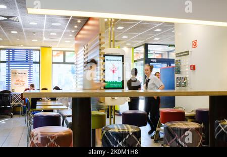 SAN PIETROBURGO, RUSSIA - 29 GIUGNO 2022: Interno di un fast food Vkuso i Tochka, che sono riaperti cloni di McDonald's che hanno lasciato la Russia dopo le sanzioni sono state imposte. Foto Stock