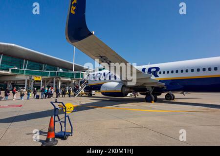 Passeggeri a bordo di un aeromobile Ryanair Boeing 737-800 all'aeroporto di Porto in Portogallo. Foto Stock