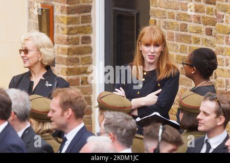 Il conservatore MP Dame Andrea Leadsom (L) e il vice leader del partito laburista Angela Rayner (back, C) guardano mentre Re Carlo III viene proclamato Re durante il Foto Stock