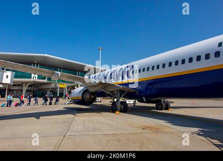 Passeggeri a bordo di un aeromobile Ryanair Boeing 737-800 all'aeroporto di Porto in Portogallo. Foto Stock