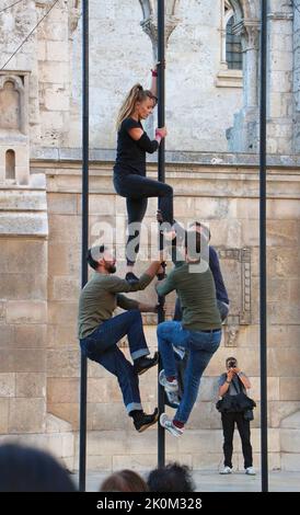 Evento pubblico gratuito in Plaza Rey San Fernando vicino alla Cattedrale di Burgos Castiglia e Leon Spagna con acrobati cinesi pole del Cirque Entre Nous Foto Stock