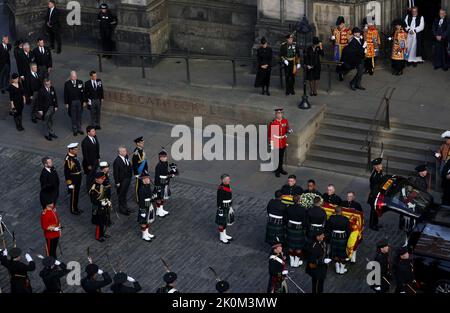 Re Carlo III, la Principessa reale, il Duca di York e il Conte di Wessex si trovano dietro la bara della Regina Elisabetta II mentre il cuore arriva alla Cattedrale di St Giles, dal Palazzo di Holyroodhouse, Edimburgo. Data immagine: Lunedì 12 settembre 2022. Foto Stock