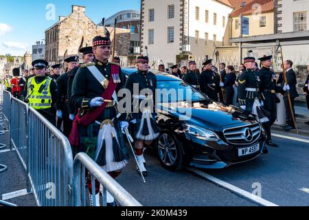 Royal Mile, Edimburgo, Scozia, Regno Unito, 12th settembre 2022. Processione della bara della Regina Elisabetta II: La bara della Regina passa accompagnata dalla Compagnia reale degli Arcieri. Credit: Sally Anderson/Alamy Live News Foto Stock