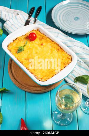 Deliziose lasagne italiane fatte in casa con salsa al bachamel al forno in un piatto di ceramica. Stile rustico Foto Stock