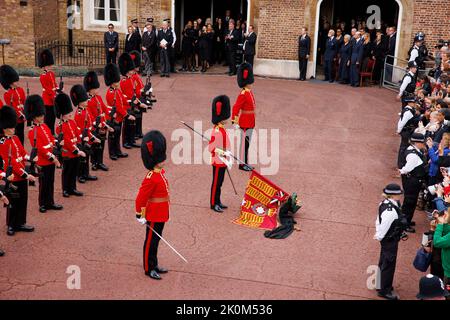 I membri della banda delle guardie Coldstream prendono parte alla cerimonia di proclamazione presso la Corte dei Frati prima del consiglio di adesione, come re Carlo III è p. Foto Stock