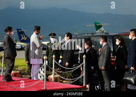 Kathmandu, Bagmati, Nepal. 12th Set, 2022. Il relatore della Camera dei rappresentanti del Nepal, Agni Prasad Sapkota, alti funzionari del Parlamento federale e del Ministero degli affari esteri, dà il benvenuto a li Zhansu, presidente del Comitato permanente del Congresso nazionale del popolo e leader del Partito comunista cinese all'aeroporto internazionale di Tribhuwan, Kathmandu, lunedì scorso. È arrivato in Nepal su invito del Presidente della Camera dei rappresentanti del Nepal Agni Prasad Sapkota per una visita ufficiale di quattro giorni (Credit Image: © Amit Machamasi/ZUMA Press Wire) Foto Stock