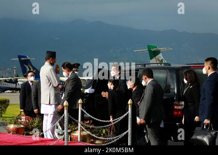 Kathmandu, Bagmati, Nepal. 12th Set, 2022. Il relatore della Camera dei rappresentanti del Nepal, Agni Prasad Sapkota, alti funzionari del Parlamento federale e del Ministero degli affari esteri, dà il benvenuto a li Zhansu, presidente del Comitato permanente del Congresso nazionale del popolo e leader del Partito comunista cinese all'aeroporto internazionale di Tribhuwan, Kathmandu, lunedì scorso. È arrivato in Nepal su invito del Presidente della Camera dei rappresentanti del Nepal Agni Prasad Sapkota per una visita ufficiale di quattro giorni (Credit Image: © Amit Machamasi/ZUMA Press Wire) Foto Stock