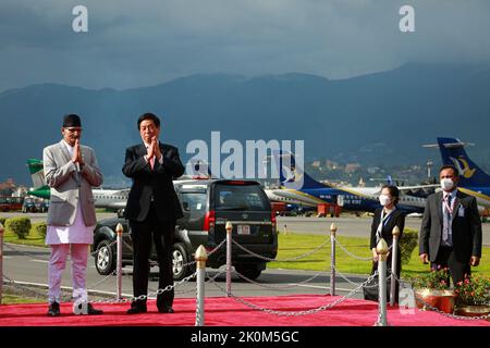 Kathmandu, Bagmati, Nepal. 12th Set, 2022. Il relatore della Camera dei rappresentanti del Nepal, Agni Prasad Sapkota, alti funzionari del Parlamento federale e del Ministero degli affari esteri, dà il benvenuto a li Zhansu, presidente del Comitato permanente del Congresso nazionale del popolo e leader del Partito comunista cinese all'aeroporto internazionale di Tribhuwan, Kathmandu, lunedì scorso. È arrivato in Nepal su invito del Presidente della Camera dei rappresentanti del Nepal Agni Prasad Sapkota per una visita ufficiale di quattro giorni (Credit Image: © Amit Machamasi/ZUMA Press Wire) Foto Stock