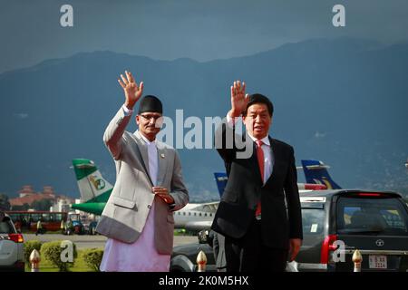 Kathmandu, Bagmati, Nepal. 12th Set, 2022. Il relatore della Camera dei rappresentanti del Nepal, Agni Prasad Sapkota, alti funzionari del Parlamento federale e del Ministero degli affari esteri, dà il benvenuto a li Zhansu, presidente del Comitato permanente del Congresso nazionale del popolo e leader del Partito comunista cinese all'aeroporto internazionale di Tribhuwan, Kathmandu, lunedì scorso. È arrivato in Nepal su invito del Presidente della Camera dei rappresentanti del Nepal Agni Prasad Sapkota per una visita ufficiale di quattro giorni (Credit Image: © Amit Machamasi/ZUMA Press Wire) Foto Stock