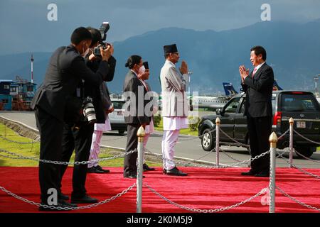 Kathmandu, Bagmati, Nepal. 12th Set, 2022. Il relatore della Camera dei rappresentanti del Nepal, Agni Prasad Sapkota, alti funzionari del Parlamento federale e del Ministero degli affari esteri, dà il benvenuto a li Zhansu, presidente del Comitato permanente del Congresso nazionale del popolo e leader del Partito comunista cinese all'aeroporto internazionale di Tribhuwan, Kathmandu, lunedì scorso. È arrivato in Nepal su invito del Presidente della Camera dei rappresentanti del Nepal Agni Prasad Sapkota per una visita ufficiale di quattro giorni (Credit Image: © Amit Machamasi/ZUMA Press Wire) Foto Stock