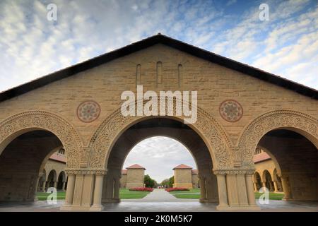 Ingresso del Memorial Court nel Main Quad della Stanford University in cielo nuvoloso blu Foto Stock