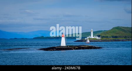 Faro sull'isola di Maiden a Oban Bay, Scozia Foto Stock