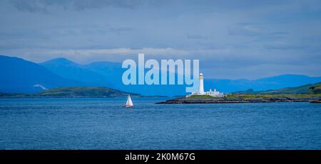 Faro sull'isola di Maiden a Oban Bay, Scozia Foto Stock