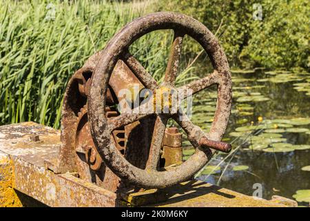 La porta chiusa ruota a Cutt Mill sul fiume Stour vicino a Hinton St Mary in Dorset e a monte di Sturminster Newton Foto Stock