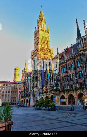 Nuovo Municipio e il Glockenspiel a Marienplatz Foto Stock