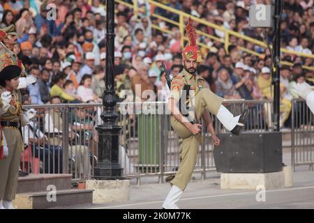 Chiusura cerimoniale delle porte e abbassamento delle bandiere dell'India e del Pakistan al posto di frontiera di Wagah Foto Stock