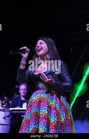 Montesilvano, Italia. 10th Set, 2022. Cristina D'avena, indiscussa regina delle canzoni italiane a tema dei cartoni animati, si esibisce in concerto durante la fiera comica 'Pescara Comix' (Photo by Elena Vizzoca/Pacific Press/Sipa USA) Credit: Sipa USA/Alamy Live News Foto Stock