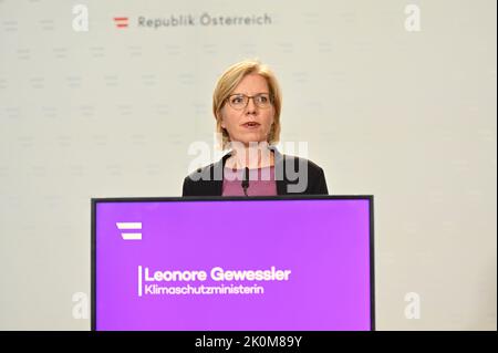 Vienna, Austria. 12th settembre 2022. Presentazione della campagna di risparmio energetico del governo federale nel ministero della protezione del clima con Leonore Gewessler (i Verdi), ministro federale della protezione del clima, dell'ambiente, dell'energia, della mobilità, dell'innovazione e della tecnologia Foto Stock