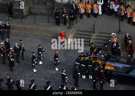 Re Carlo III, la Principessa reale, il Duca di York e il Conte di Wessex si trovano dietro la bara della Regina Elisabetta II mentre il cuore arriva alla Cattedrale di St Giles, dal Palazzo di Holyroodhouse, Edimburgo. Data immagine: Lunedì 12 settembre 2022. Foto Stock