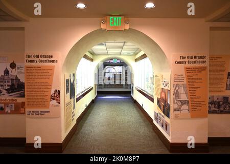 SANTA ANA, CALIFORNIA - 22 AGO 2022: Mostra del museo al primo piano dello storico tribunale della contea di Orange. Foto Stock