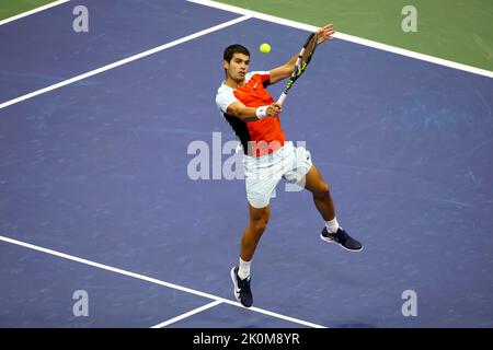 NEW YORK, NY - Settembre 11: Carlos Alcaraz di Spagna in azione contro Casper Rudd di Norvegia durante la finale maschile degli US Open all'USTA Billie Jean King National Tennis Center il 11 settembre 2022 a New York City. A;caraz ha vinto la partita in quattro set per catturare il suo primo titolo di gran schiaffo. (Foto di Adam Stoltman) Foto Stock