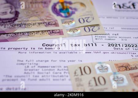 Una fattura fiscale del consiglio con valuta britannica. Concetto per il costo della crisi vivente e l'aumento dei prezzi nel Regno Unito. Foto Stock