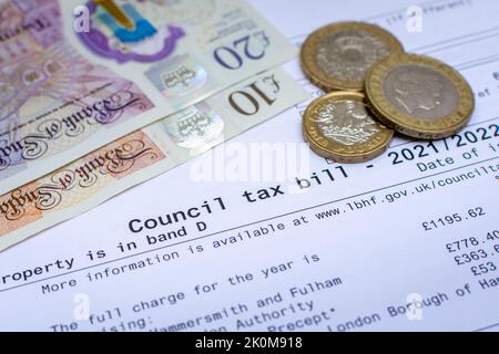 Una fattura fiscale del consiglio con valuta britannica. Concetto per il costo della crisi vivente e l'aumento dei prezzi nel Regno Unito. Foto Stock