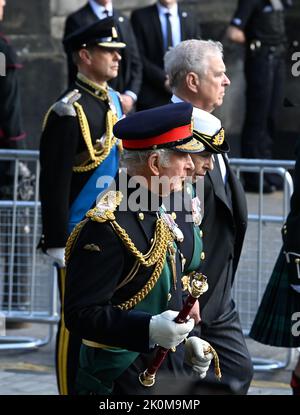 Settembre 12th, 2022. Edimburgo, Regno Unito. Re Carlo III, Principessa Anna, la Principessa reale, il Principe Andrea, il Duca di York e il Principe Edoardo, il Conte di Wessex camminano dietro mentre sua Maestà la bara QueenÕs arriva alla Cattedrale di Saint GilesÕ, Edimburgo. Credit: Doug Peters/EMPICS/Alamy Live News Foto Stock