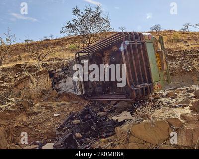 Il relitto dell'auto bruciato giace sul suo lato sul ripido passo di monte Jan Joubert Foto Stock