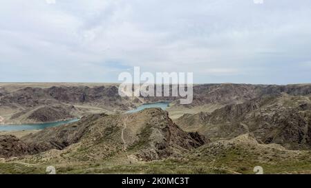 un grande fiume nella steppa tra le colline. Foto Stock