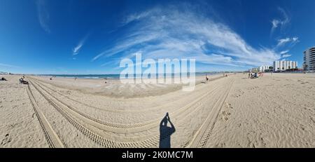 El Puerto de Santa Maria, Cadice, Spagna - 7th settembre 2022. Panorama della spiaggia di Valdelagrana. Foto Stock