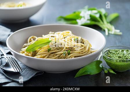 Preparazione di pasta fresca con ramson o spicchio di pesto all'aglio selvatico. Concetto di cibo di primavera sano Foto Stock