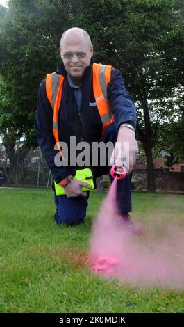 HAVANT BOROUGH COUNCIL AMBIENTALE RANGER TREVOR HUNT SPRUZZA IL POO DEL CANE ROSA BRILLANTE A HAVANT PARK. PAROLE E IMMAGINI, MIKE WALKER,2014 MIKE WALKER IMMAGINI PINK..1 escremento cane è stato spruzzato rosa fluourescente da lavoratori del consiglio in un tentativo di vergogna proprietari di ripulire dopo i loro animali domestici in luoghi pubblici come parchi e spazi aperti. Havant Borough Council, Hampshire crede che evidenziando con l'uso di aerosol escrementi lasciati da cani di tutte le dimensioni da un tale metodo di cattura dell'occhio possono cominciare ad eliminare un problema crescente. I genitori arrabbiati stanno montando una campagna fo Foto Stock