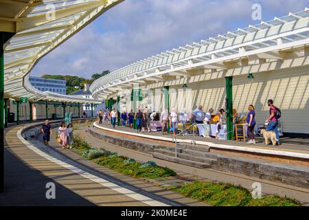Folkestone, le vecchie piattaforme della stazione ferroviaria, sul braccio del porto, ora un mercato domenicale, Kent, Regno Unito Foto Stock