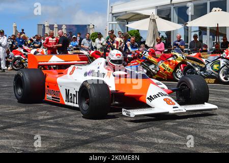 Mark Higson, McLaren Cosworth MP4-1, grandi premi del Gran Premio, vetture del Gran Premio da soli combustibili fossili motorizzati meccanicamente a base di metà anni '50 fino a t Foto Stock