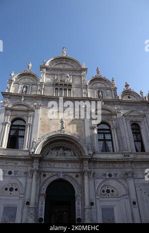 La Grande Scuola di San Marco si trova nel centro storico di Venezia, catturata da un'altra angolazione Foto Stock