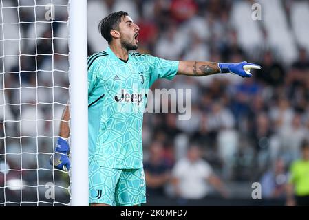 Torino, Italia. 11th Set, 2022. Mattia Perin della Juventus FC gesta durante la Serie Una partita tra Juventus e US Salernitana 1919 allo Stadio Juventus di Torino il 11 settembre 2022. Credit: Giuseppe Maffia/Alamy Live News Foto Stock