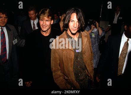 Patrick Swayze e Keanu Reeves alla prima di 'Point Break' il 10 luglio 1991 all'Avco Center Theater di Westwood, California. Credit: Ralph Dominguez/MediaPunch Foto Stock