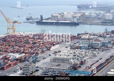 Porto di Barcellona, Spagna, 25 agosto 2022: Vista aerea del porto di Barcellona con contenitori immagazzinati e grandi serbatoi di gas. Foto Stock