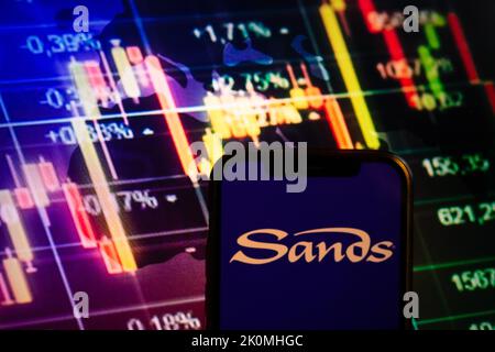 KONSKIE, POLONIA - 10 settembre 2022: Smartphone che mostra il logo della società di Las Vegas Sands sullo sfondo del diagramma di borsa Foto Stock