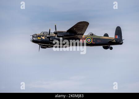 Battle of Britain Memorial Flight Avro Lancaster ‘PA474’ in volo al Royal International Air Tattoo 2022 Foto Stock