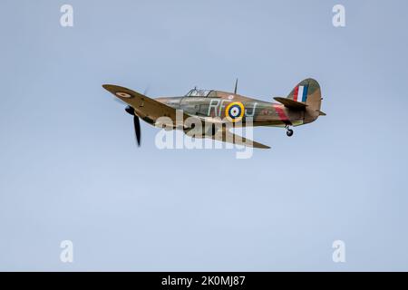 Volo commemorativo RAF Battle of Britain Hawker Hurricane LF363 aerotrasportato al Royal International Air Tattoo 2022 Foto Stock