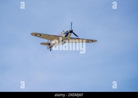 Volo commemorativo RAF Battle of Britain Hawker Hurricane LF363 aerotrasportato al Royal International Air Tattoo 2022 Foto Stock