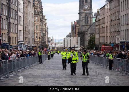 Edimburgo 12th settembre 20202. Cacciatori di migliaia di persone si riuniscono nel Royal Mile per dare un'occhiata alla sua bara MajestyÕs sulla strada per la cattedrale di St GileÕs a Edimburgo. La Regina morì pacificamente a Balmoral il 8th settembre 2022. Scotland Pic Credit: Pako Mera/Alamy Live News Foto Stock