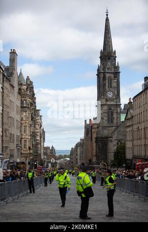 Edimburgo 12th settembre 20202. Cacciatori di migliaia di persone si riuniscono nel Royal Mile per dare un'occhiata alla sua bara MajestyÕs sulla strada per la cattedrale di St GileÕs a Edimburgo. La Regina morì pacificamente a Balmoral il 8th settembre 2022. Scotland Pic Credit: Pako Mera/Alamy Live News Foto Stock