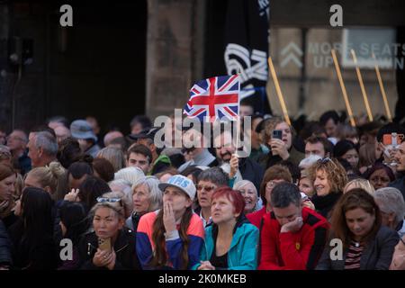 Edimburgo 12th settembre 20202. Cacciatori di migliaia di persone si riuniscono nel Royal Mile per dare un'occhiata alla sua bara MajestyÕs sulla strada per la cattedrale di St GileÕs a Edimburgo. La Regina morì pacificamente a Balmoral il 8th settembre 2022. Scotland Pic Credit: Pako Mera/Alamy Live News Foto Stock