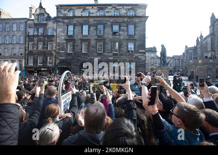 Edimburgo 12th settembre 20202. Cacciatori di migliaia di persone si riuniscono nel Royal Mile per dare un'occhiata alla sua bara MajestyÕs sulla strada per la cattedrale di St GileÕs a Edimburgo. La Regina morì pacificamente a Balmoral il 8th settembre 2022. Scotland Pic Credit: Pako Mera/Alamy Live News Foto Stock