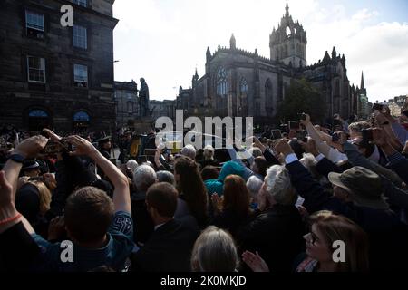 Edimburgo 12th settembre 20202. Cacciatori di migliaia di persone si riuniscono nel Royal Mile per dare un'occhiata alla sua bara MajestyÕs sulla strada per la cattedrale di St GileÕs a Edimburgo. La Regina morì pacificamente a Balmoral il 8th settembre 2022. Scotland Pic Credit: Pako Mera/Alamy Live News Foto Stock